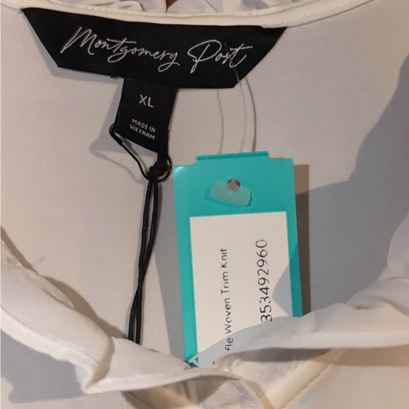 Chic Cream Ruffled Blouse - Picture 2 of 4